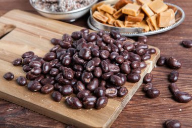 Çikolata arkaplanının çeşitli çeşitleri. Çikolata şekeri izole edilmiş 