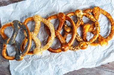 Susam tohumu ve tahıllı lezzetli Türk simitlerinin çeşitliliği.