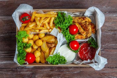 Kağıt konteynırdaki iş yemeği teslimata hazır. Üst Manzara. Ofis beslenme çantalarında yemek hazır. Yemekler gider.. 