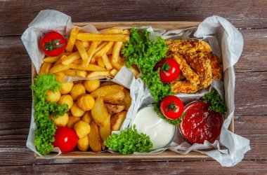 Kağıt konteynırdaki iş yemeği teslimata hazır. Üst Manzara. Ofis beslenme çantalarında yemek hazır. Yemekler gider.. 