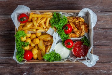 Kağıt konteynırdaki iş yemeği teslimata hazır. Üst Manzara. Ofis beslenme çantalarında yemek hazır. Yemekler gider.. 