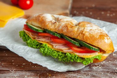 Beyaz ahşap zemin üzerinde jambon, peynir ve salata yaprağı ile taze kruvasan kahvaltısı..