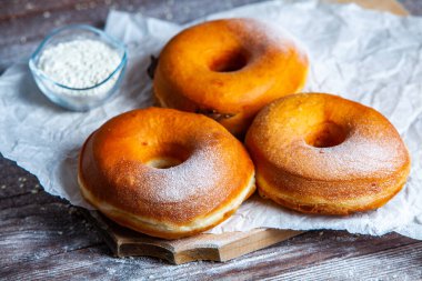 Tahta masada pudra şekerli lezzetli çörekler.