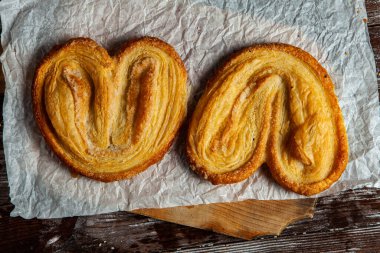 Palmier bisküviler, palmiye yaprakları, fil kulakları veya Fransız kalpleri de denir.