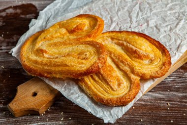 Palmier bisküviler, palmiye yaprakları, fil kulakları veya Fransız kalpleri de denir.