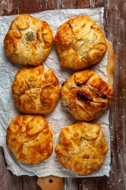 Romanya 'dan geleneksel kızarmış turta, patates, peynir ve lahana. Romanya yemekleri.