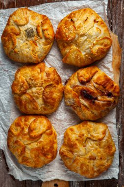 Romanya 'dan geleneksel kızarmış turta, patates, peynir ve lahana. Romanya yemekleri.