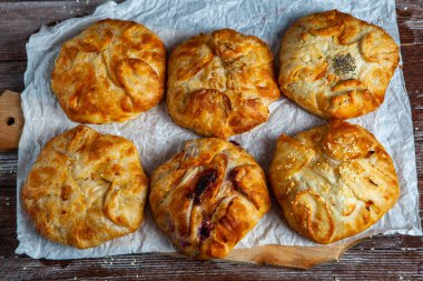 Romanya 'dan geleneksel kızarmış turta, patates, peynir ve lahana. Romanya yemekleri.