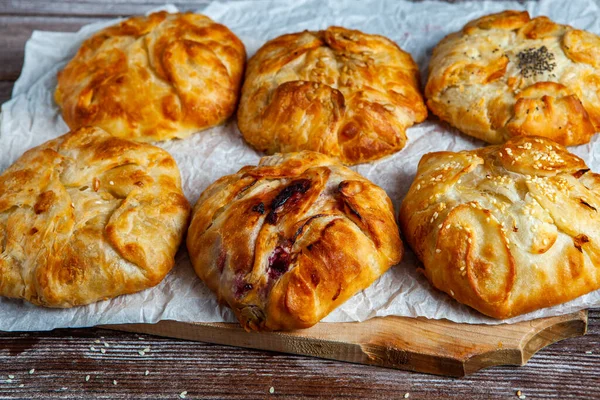 Romanya 'dan geleneksel kızarmış turta, patates, peynir ve lahana. Romanya yemekleri.