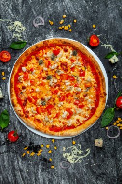 Domates soslu pizza, mozzarella, gorgonzola peyniri, tavuk fileto, mısır..