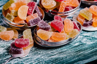 Limon ve portakal dilimleri şeklinde tatlı marmeladı. Jöleli şekerin tatlılığı.