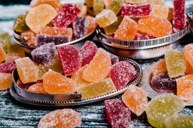 Limon ve portakal dilimleri şeklinde tatlı marmeladı. Jöleli şekerin tatlılığı.