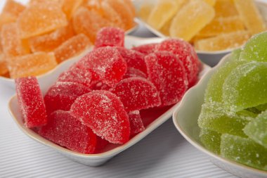 Limon ve portakal dilimleri şeklinde tatlı marmeladı. Jöleli şekerin tatlılığı.