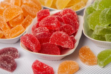 Limon ve portakal dilimleri şeklinde tatlı marmeladı. Jöleli şekerin tatlılığı.