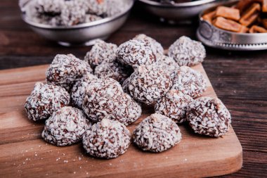 Çikolata arkaplanının çeşitli çeşitleri. Çikolata şekeri izole edilmiş 