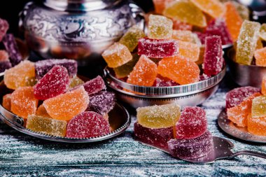 Limon ve portakal dilimleri şeklinde tatlı marmeladı. Jöleli şekerin tatlılığı.
