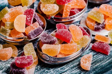 Limon ve portakal dilimleri şeklinde tatlı marmeladı. Jöleli şekerin tatlılığı.