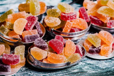 Limon ve portakal dilimleri şeklinde tatlı marmeladı. Jöleli şekerin tatlılığı.