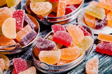 Limon ve portakal dilimleri şeklinde tatlı marmeladı. Jöleli şekerin tatlılığı.