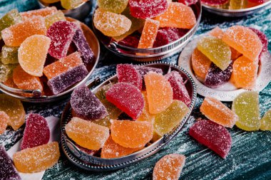 Limon ve portakal dilimleri şeklinde tatlı marmeladı. Jöleli şekerin tatlılığı.