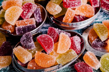 Limon ve portakal dilimleri şeklinde tatlı marmeladı. Jöleli şekerin tatlılığı.