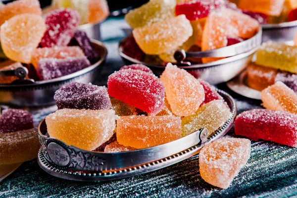 Limon ve portakal dilimleri şeklinde tatlı marmeladı. Jöleli şekerin tatlılığı.