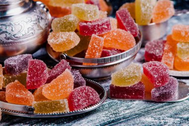 Limon ve portakal dilimleri şeklinde tatlı marmeladı. Jöleli şekerin tatlılığı.