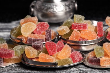 Limon ve portakal dilimleri şeklinde tatlı marmeladı. Jöleli şekerin tatlılığı.