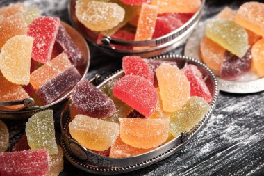 Limon ve portakal dilimleri şeklinde tatlı marmeladı. Jöleli şekerin tatlılığı.