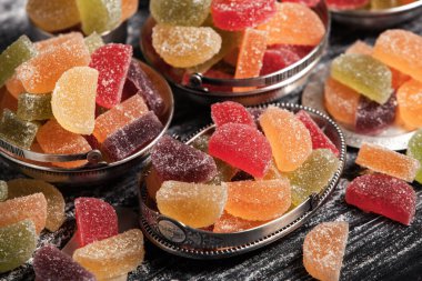 Limon ve portakal dilimleri şeklinde tatlı marmeladı. Jöleli şekerin tatlılığı.