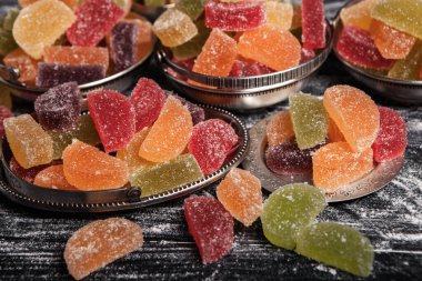 Limon ve portakal dilimleri şeklinde tatlı marmeladı. Jöleli şekerin tatlılığı.