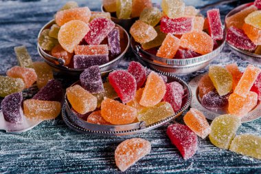 Limon ve portakal dilimleri şeklinde tatlı marmeladı. Jöleli şekerin tatlılığı.