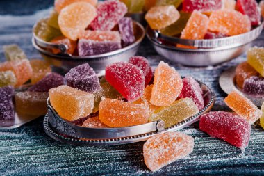 Limon ve portakal dilimleri şeklinde tatlı marmeladı. Jöleli şekerin tatlılığı.