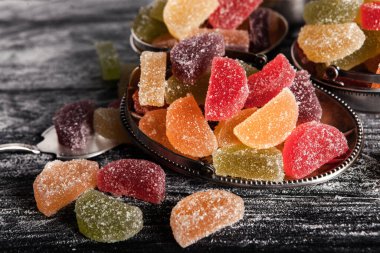 Limon ve portakal dilimleri şeklinde tatlı marmeladı. Jöleli şekerin tatlılığı.