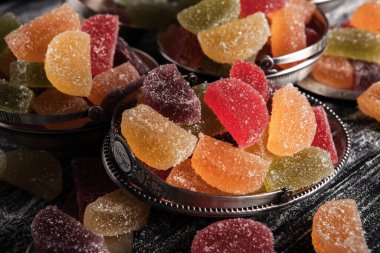 Limon ve portakal dilimleri şeklinde tatlı marmeladı. Jöleli şekerin tatlılığı.