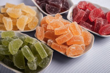 Limon ve portakal dilimleri şeklinde tatlı marmeladı. Jöleli şekerin tatlılığı.