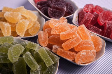 Limon ve portakal dilimleri şeklinde tatlı marmeladı. Jöleli şekerin tatlılığı.