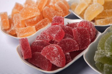 Limon ve portakal dilimleri şeklinde tatlı marmeladı. Jöleli şekerin tatlılığı.