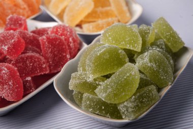 Limon ve portakal dilimleri şeklinde tatlı marmeladı. Jöleli şekerin tatlılığı.