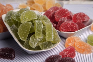 Limon ve portakal dilimleri şeklinde tatlı marmeladı. Jöleli şekerin tatlılığı.