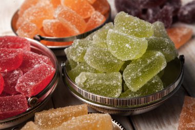 Limon ve portakal dilimleri şeklinde tatlı marmeladı. Jöleli şekerin tatlılığı.