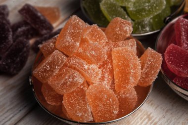 Limon ve portakal dilimleri şeklinde tatlı marmeladı. Jöleli şekerin tatlılığı.