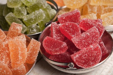 Limon ve portakal dilimleri şeklinde tatlı marmeladı. Jöleli şekerin tatlılığı.