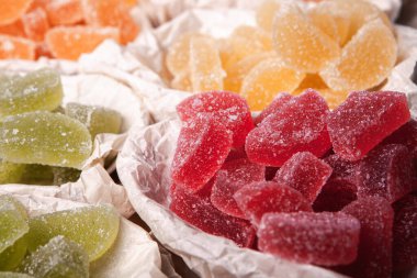 Limon ve portakal dilimleri şeklinde tatlı marmeladı. Jöleli şekerin tatlılığı.