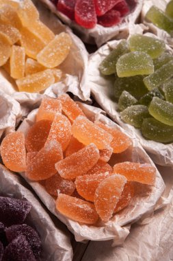 Limon ve portakal dilimleri şeklinde tatlı marmeladı. Jöleli şekerin tatlılığı.