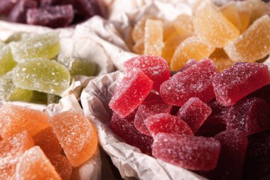 Limon ve portakal dilimleri şeklinde tatlı marmeladı. Jöleli şekerin tatlılığı.