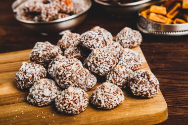 Çikolata arkaplanının çeşitli çeşitleri. Çikolata şekeri izole edilmiş 