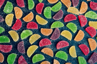 Çikolata arkaplanının çeşitli çeşitleri. Çikolata şekeri izole edilmiş 