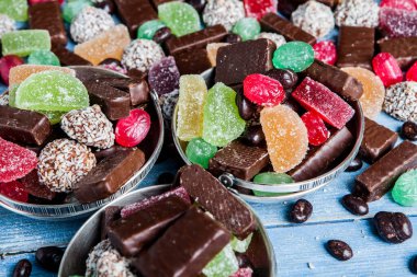 Çikolata arkaplanının çeşitli çeşitleri. Çikolata şekeri izole edilmiş 