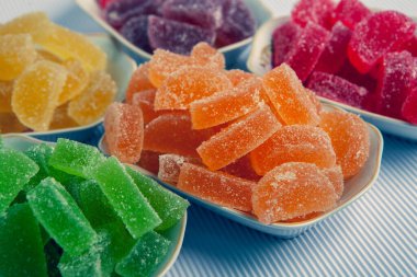 Çikolata arkaplanının çeşitli çeşitleri. Çikolata şekeri izole edilmiş 